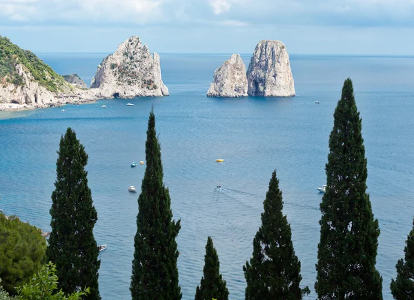 Faraglioni, berühmte Riesenfelsen, Insel Capri — Stockfoto