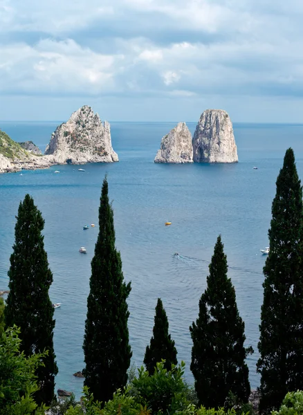 Faraglioni, berömda jätte rocks, ön capri — Stockfoto