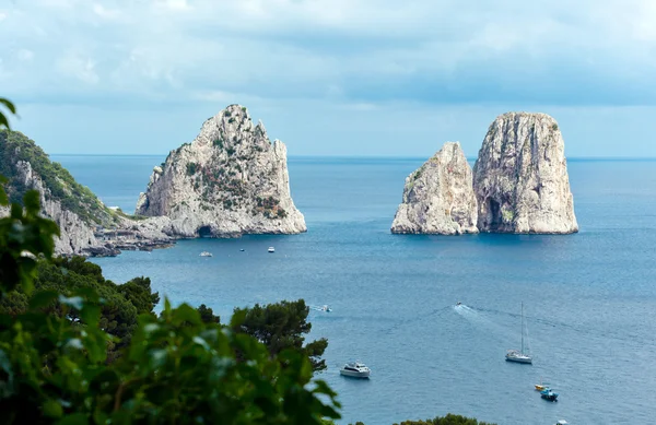 Faraglioni, słynne skały olbrzym, wyspa capri — Zdjęcie stockowe