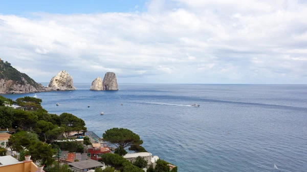 Faraglioni, beroemde reusachtige rotsen, capri eiland — Stockfoto