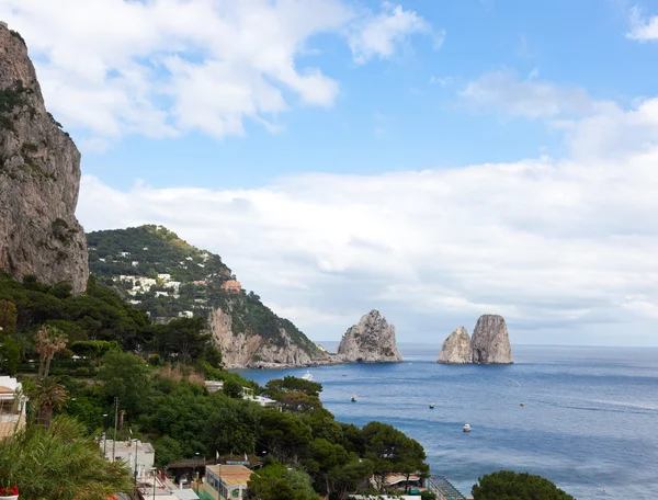 Faraglioni, proslulé obří skály, ostrov capri — Stock fotografie