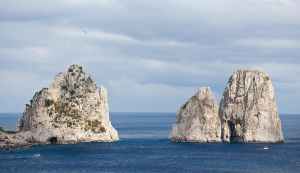 Faraglioni, słynne skały olbrzym, wyspa capri — Zdjęcie stockowe