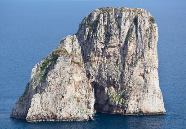 Faraglioni, beroemde reusachtige rotsen, capri eiland — Stockfoto