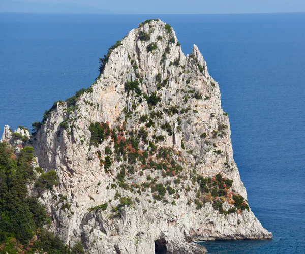 Faraglioni, beroemde reusachtige rotsen, capri eiland — Stockfoto