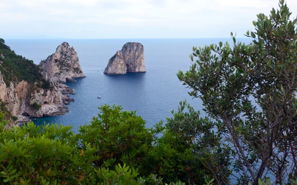 Faraglioni, proslulé obří skály, ostrov capri — Stock fotografie