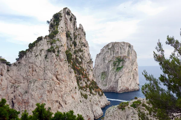 Faraglioni, berühmte Riesenfelsen, Insel Capri — Stockfoto