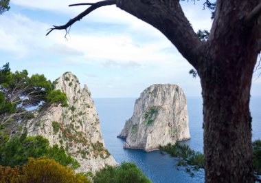 Faraglioni, ünlü dev kayalar, capri Adası