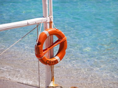 Sahilde hayat kurtarıyor.