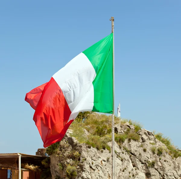 Итальянский флаг, размахивающий ветром — стоковое фото