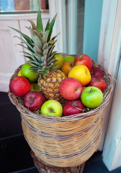 Korg med frukter — Stockfoto