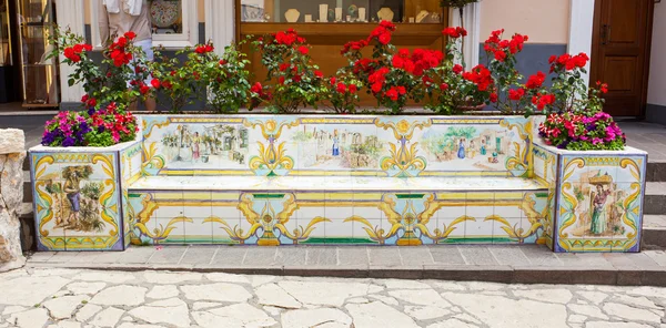 Bancs en céramique, Capri, Italie — Photo