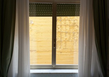duvar manzaralı otel odası.