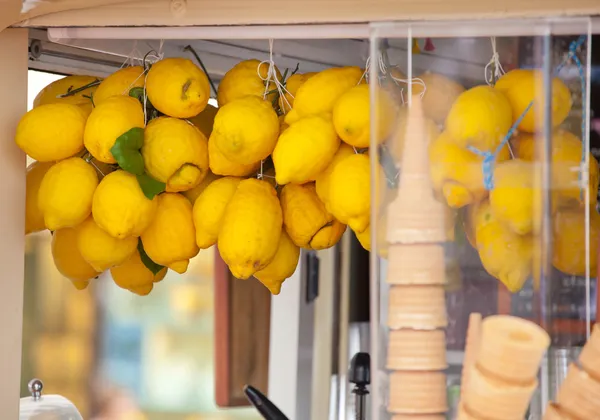 Lemon ice cream kiosk in Capri — Stock Photo, Image