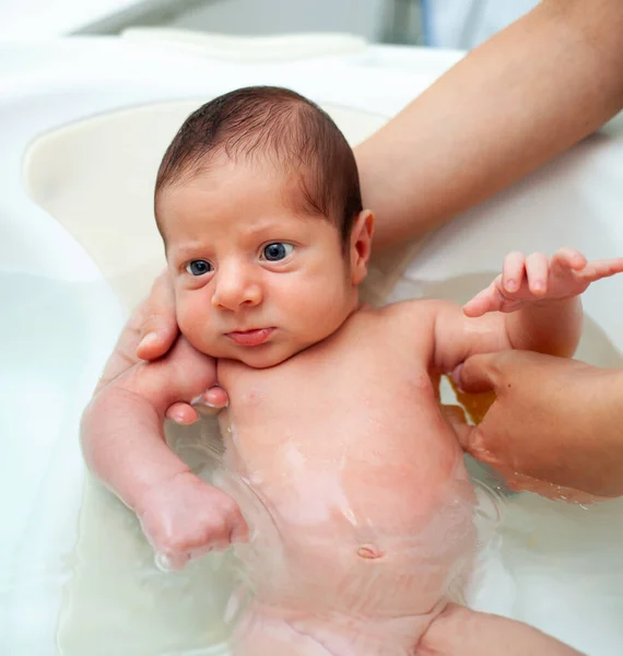 新生児の男の子の最初の風呂 新生児用の最初の風呂はいつも特別な瞬間です — ストック写真