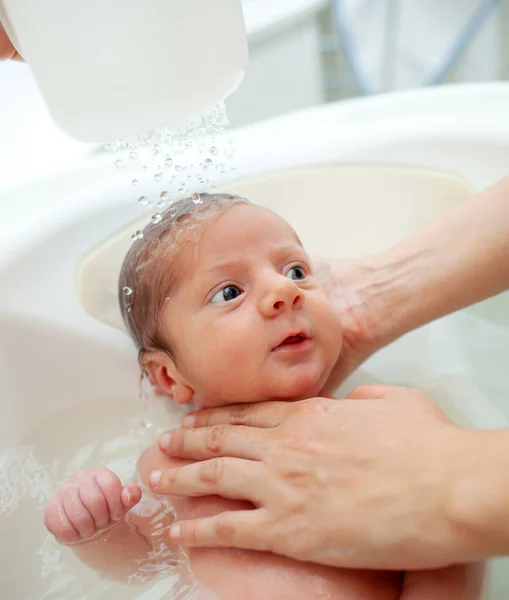 Första Badet Med Nyfödd Pojke Det Första Badet För Nyfödd — Stockfoto