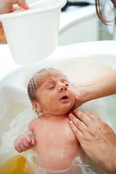 Πρώτο Μπάνιο Νεογέννητου Αγοριού Πρώτο Μπάνιο Για Ένα Νεογέννητο Είναι — Φωτογραφία Αρχείου
