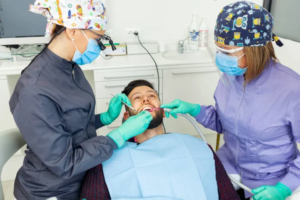 Kadın Dişçi Dişçi Muayenehanesindeki Hastayı Profesyonel Aletler Kişisel Koruyucu Aletlerle — Stok fotoğraf