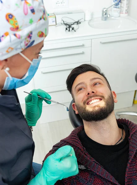 Dentista Donna Esamina Paziente Uno Studio Odontoiatrico Utilizzando Strumenti Professionali — Foto Stock