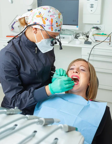 Jonge Blonde Vrouwelijke Patiënt Met Open Mond Onderzoeken Tandheelkundige Inspectie Stockfoto