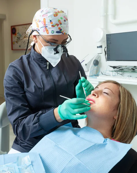 若いですブロンド女性患者でオープン口検査歯科医院で ロイヤリティフリーのストック画像