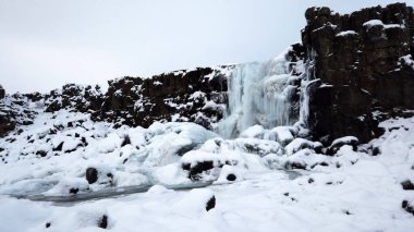 İzlanda 'da kış karları sırasında Hvita nehrinin kanyonundaki Gullfoss şelalesi manzarası.