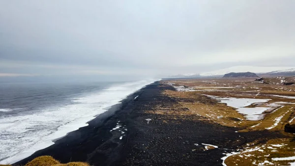 Uitzicht Vanaf Dyrholaey Vuurtoren Ijsland Uitkijkend Het Zwarte Zandstrand Beneden — Stockfoto