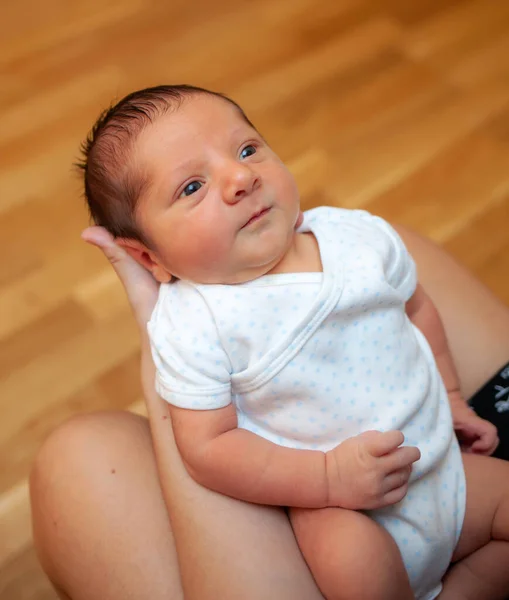 Unos Días Bebé Mira Cara Madre Con Una Mirada Curiosidad —  Fotos de Stock