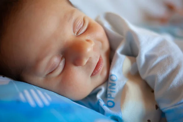 Unos Días Bebé Duerme Sobre Una Almohada Redonda Fase Sueño — Foto de Stock