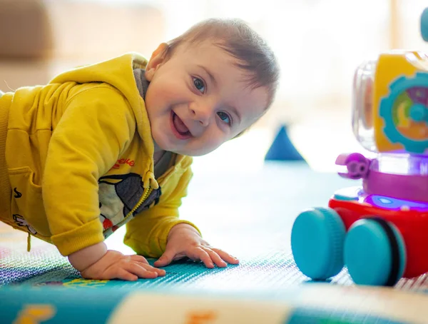 Unos Meses Edad Bebé Juega Sonriendo Una Alfombra Suave Junto — Foto de Stock