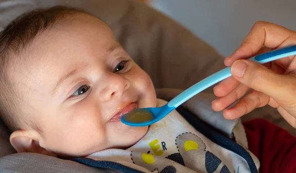 Primer Plano Bebé Pocos Meses Que Comienza Destetar Comiendo Puré — Foto de Stock