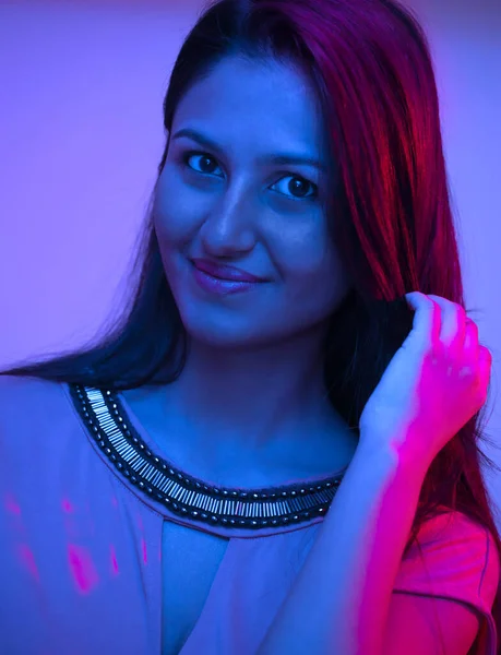 Portret Pięknej Dziewczyny Neonowym Świetle Fioletowym Różowym Niebieskim Młoda Kobieta — Zdjęcie stockowe