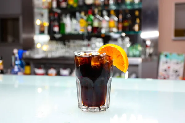 Ein Glas Boulevardier Cocktail Mit Großen Eiswürfeln Und Orangenscheiben Klassisches — Stockfoto