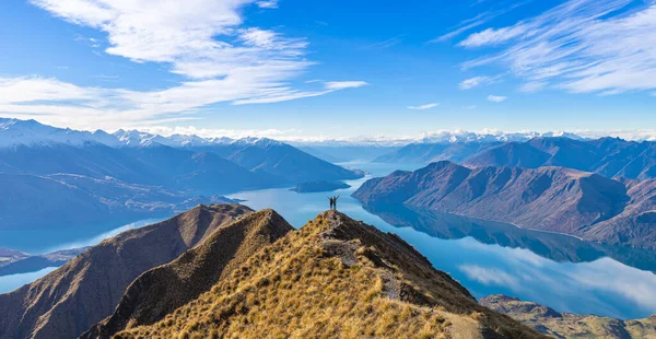 ロイのピーク湖で成功を祝う若いアジアのカップル Wanaka New Zealand — ストック写真