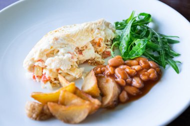 Fasulye ve salatalı yumurta beyazı omlet, sağlıklı kahvaltı.