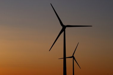 Günbatımında rüzgar türbinleri