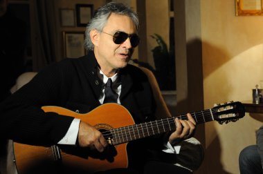 Andrea bocelli gitar çalmak