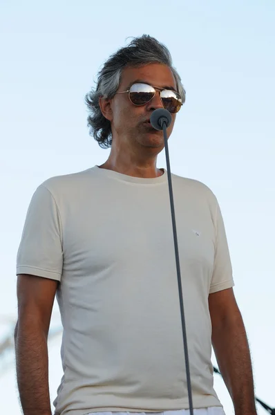 Andrea Bocelli cantando — Fotografia de Stock