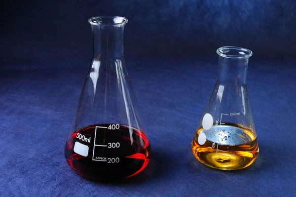 test tüpleri ile renkli sıvı