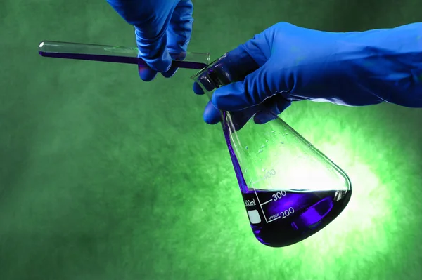 test tüpleri ile renkli sıvı