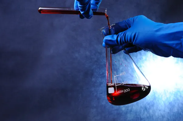 test tüpleri ile renkli sıvı