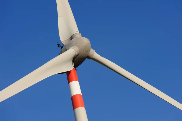 Wind turbine in a blue sky — Stock Photo, Image