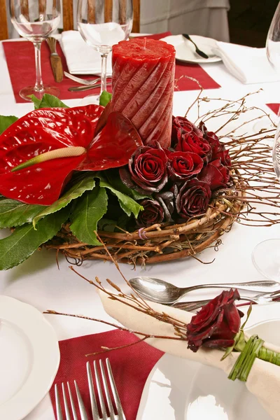 Mesa com rosas vermelhas e vela — Fotografia de Stock