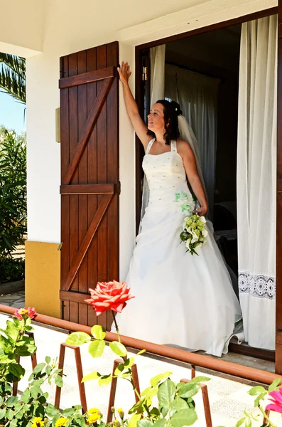 Bruden stående hemma — Stockfoto