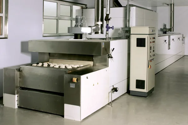 Industriemaschine zum Brotbacken lizenzfreie Stockbilder