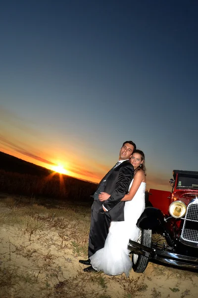 Braut und Bräutigam bei Sonnenuntergang — Stockfoto