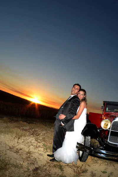 Gelin ve damat gün batımında