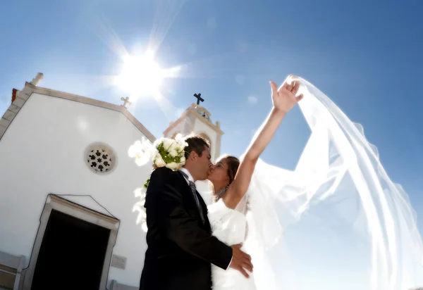 Bruidegoms paar kussen — Stockfoto