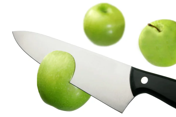 Mes snijden van groene appels — Stockfoto