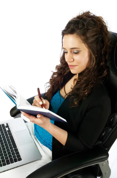 Aantrekkelijke vrouw die op laptop werkt — Stockfoto