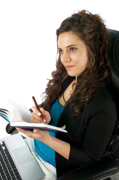 Aantrekkelijke vrouw die op laptop werkt — Stockfoto